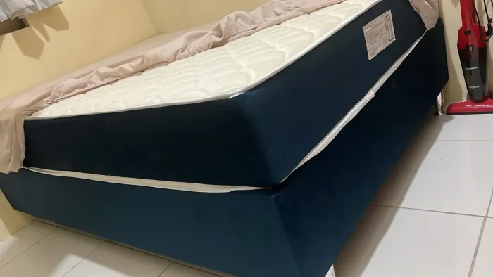 Cama casal usada poucas vezes