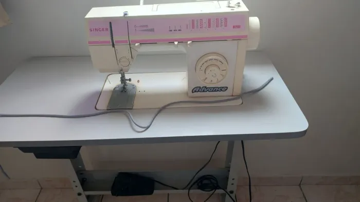 Vendo Maquina de  costura Singer com base 