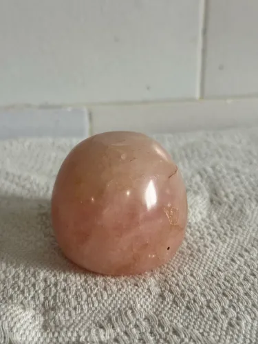 Esfera de quartzo rosa natural polido 230g - peça decorativa/energética