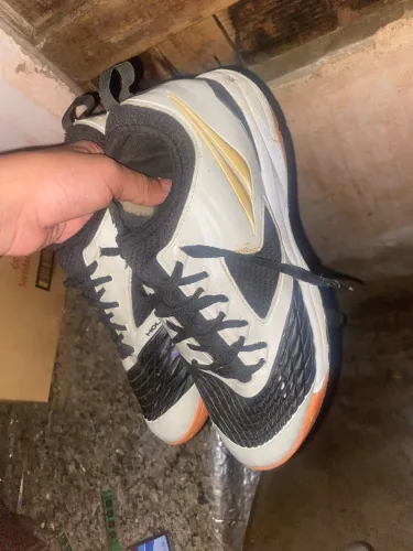 Tênis de Futsal Max 1000 ? Branco/Preto/Dourado ? Bom Estado