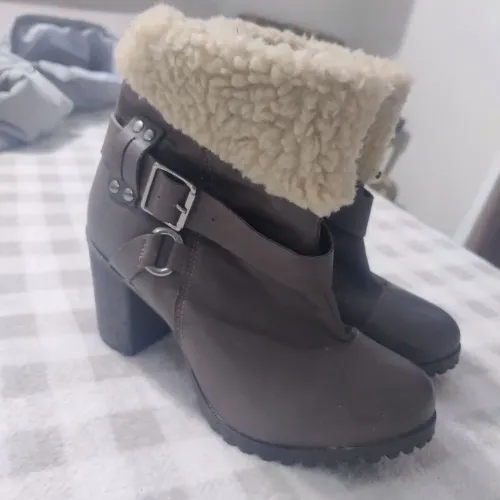 Bota cano curto com pelinho