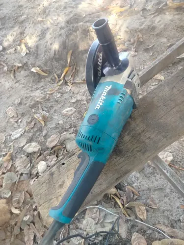 Esmerilhadeira Makita 