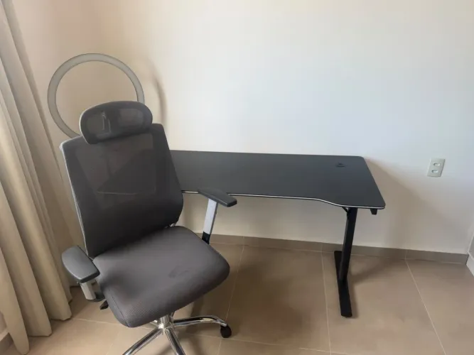 Mesa Gamer e Cadeira Confortável