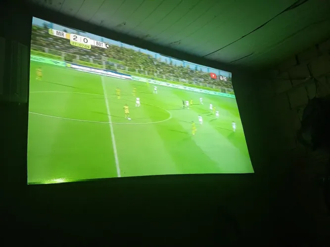 Vendo uma tela de projetor de 50 polegada por 120 reais