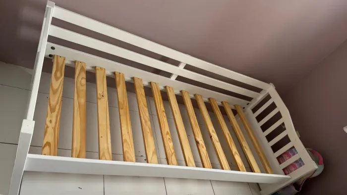 Cama solteiro em madeira maciça + colchão 