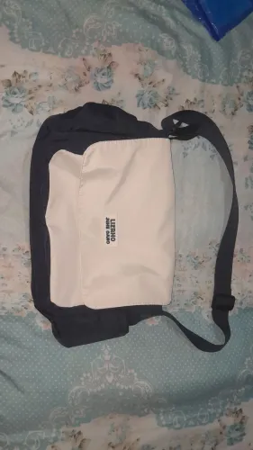 Bolsa tiracolo azul escuro e branco