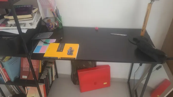 Vemdo mesa de escritório com estante acoplada