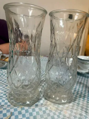 Par de vasos em vidro trabalhado