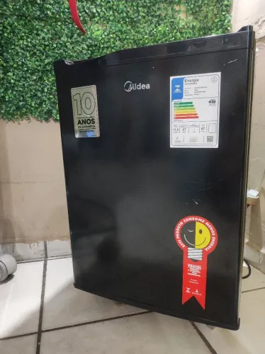 Frigobar Midea preto