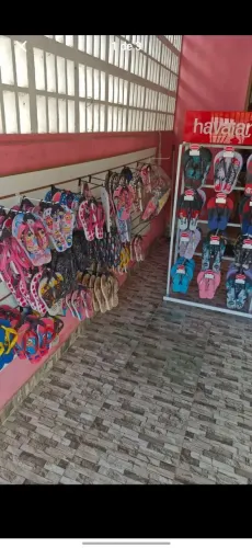 Passo mercadoria de chinelos
