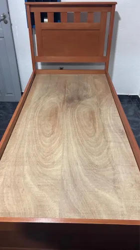 Cama de solteiro de madeira