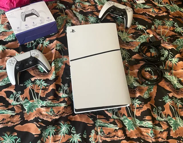Ps5 slim versão digital | 2 controles 825gb