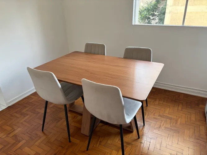 Mesa de jantar com 4 cadeiras estofadas