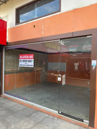 Loja na principal rua do centro de São Pedro em frente a praça do canhão
