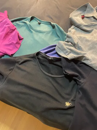 Doas-se roupas masculinas e femininas