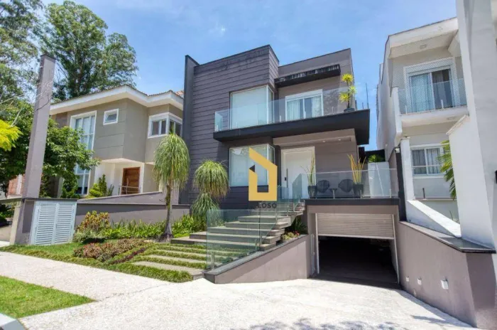Casa à venda e locação | 740m² | Condomínio Fechado | 3 suítes | Piscina | Elevador | 9 va