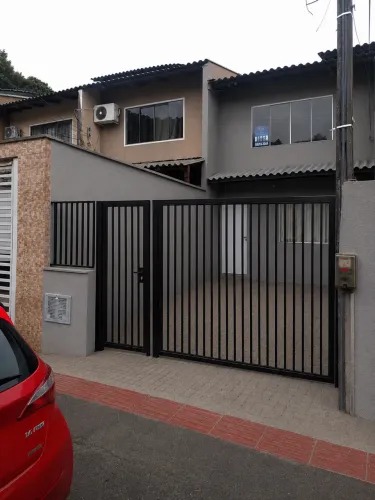 Sobrado geminado com 02 dormitórios