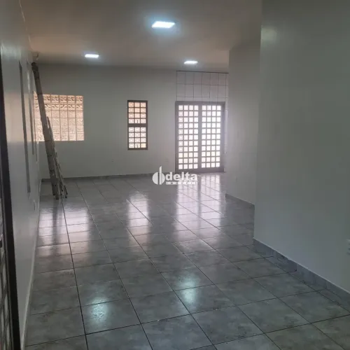 Casa residencial com 3 quartos sendo 1 suíte, disponível para locação no bairro Santa Môni