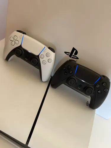 PlayStation 5 Slim 1 TB de Armazenamento SSD + 2 Controles