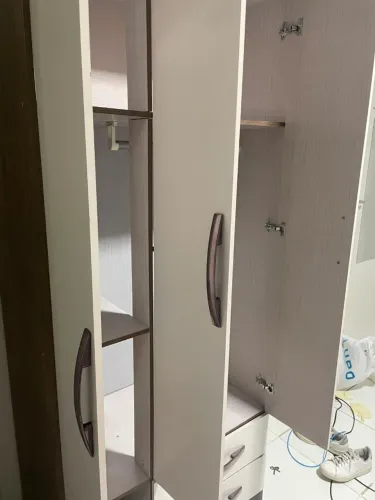 Guarda roupa - 3 portas ( menos de um ano de uso )