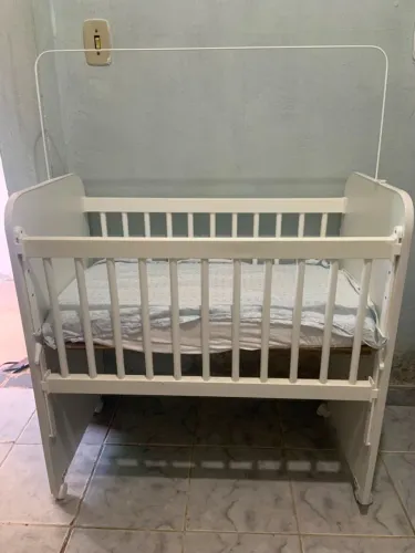 Mini Berço Branco Completo com Grade Regulável I Acompanha 03kit de lençol e fronha