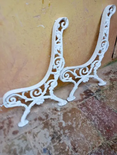 Pé de banco de jardim