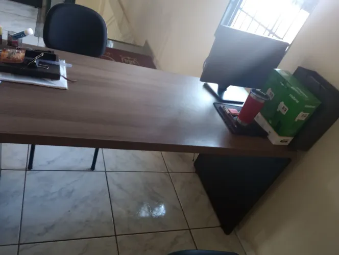 Mesa com gaveteiro pandin