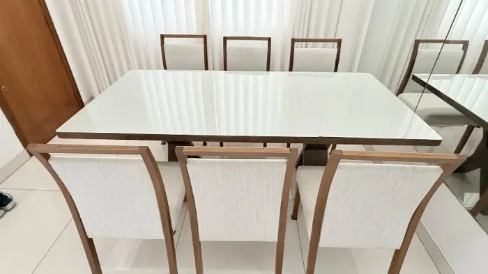 Mesa de jantar de madeira  com Base de Madeira Natural e Tampo de Vidro com 6 cadeiras