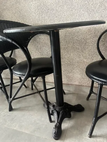 Título do anúncio: Mesa de Mármore com 3 Cadeiras Estofadas - Linda, Moderna e Conservada