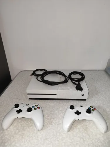 Xbox One S 1TB + 2 Controles Originais + 4 Jogos - Excelente Estado