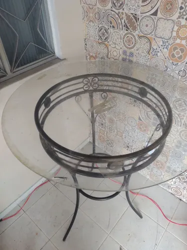 Mesa com tampo de vidro