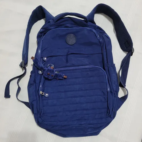 Mochila azul nova grande e com o macaquinho 
