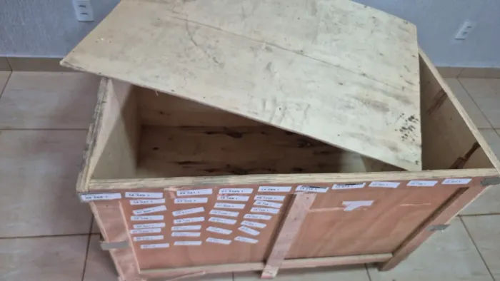 Caixote de compensado, medida 1.20mt por 0,80 cm, profundidade 0.70cm, 100.00 reais.