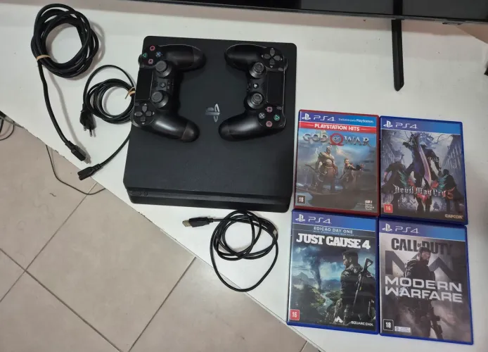 PS4 USADO EM EXCELENTE ESTADO, COM 2 CONTROLES COM GRIP E 4 JOGAÇOS!
