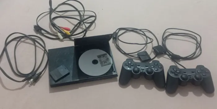 PS2 + 2 Controles + 1 Memory Card de 8MB + Fios