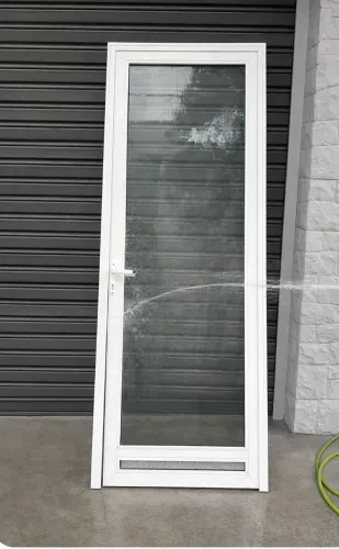 PORTA TODA EM VIDRO COM BATENTE DE ALUMÍNIO E FECHADURA NOVA SEM USO