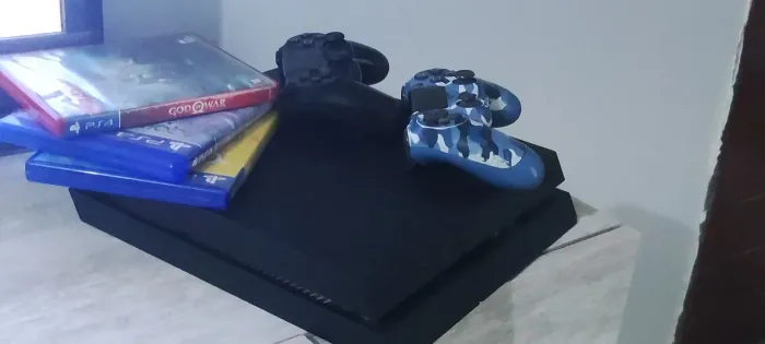 Playstation 4 slim 500 gb + 2 controles+3 jogos(mídia físicas)+Sally face(mídia digital)
