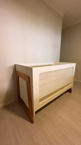 Berço Nola Sleeper branco de telhinha com pés em madeira