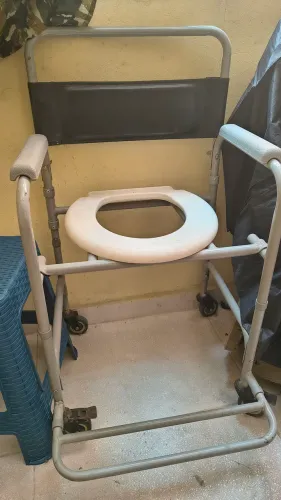CADEIRA DE BANHO. APENAS RETIRADA.