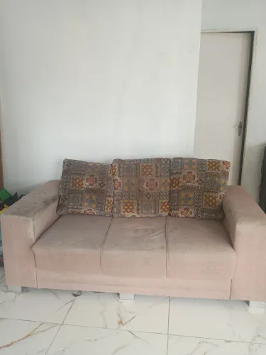 Sofá três lugares bege com almofadas 