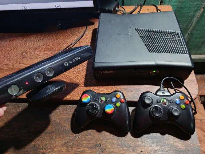 Xbox 360 destravado com 2 controles originais e Kinect aceito cartão