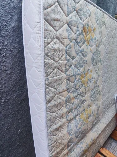Cama Queen e colchão 