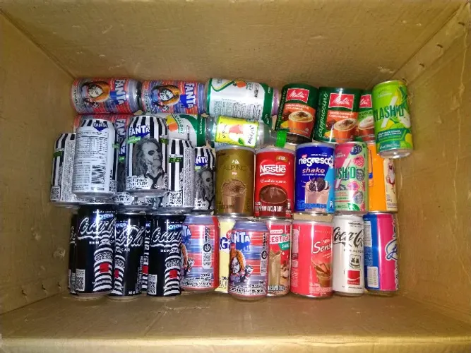 Coleção de embalagens vazias de refrigerantes, doces e preparativo para bebidas lácteas.
