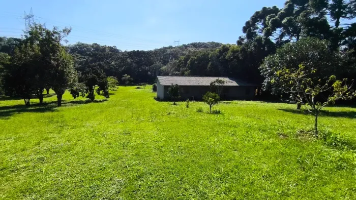 Chácara urbana Campo Largo, 5.600m², plano, casa mista, córrego fundos.