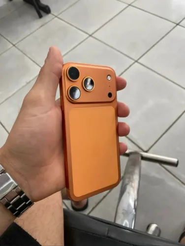 iPhone XR na carcaça do 17 pro