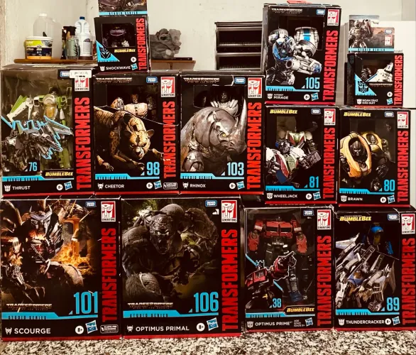 Transformes studios séries- olhar a descrição