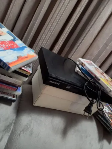 Vendo leitor de CD, DVD e 3D , acessórios e coleção de mais de 20 CDs e DVDs. 