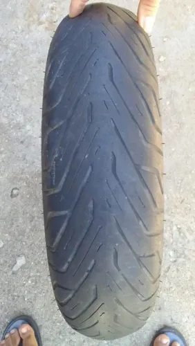 Um Pneu Michelin 120/70 R15 para Moto - Usado<br><br>Descrição: