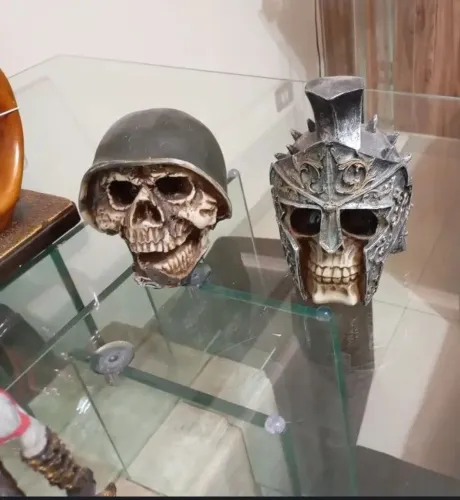 2 caveiras decorativas em resina