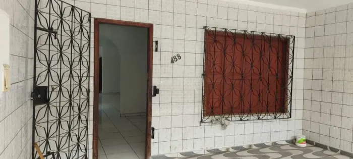 Vendo ou alugo casa serv para comercio c/ 06 salas na Rua dos Tamoios servindo Também